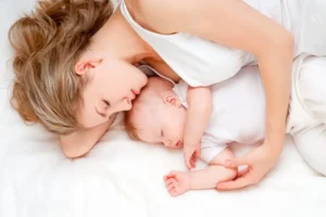 ¿Si desteto por la noche mi bebé dormirá mejor?”