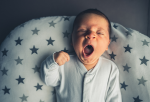 ¿A qué edad los bebés deberían dormir del tirón?